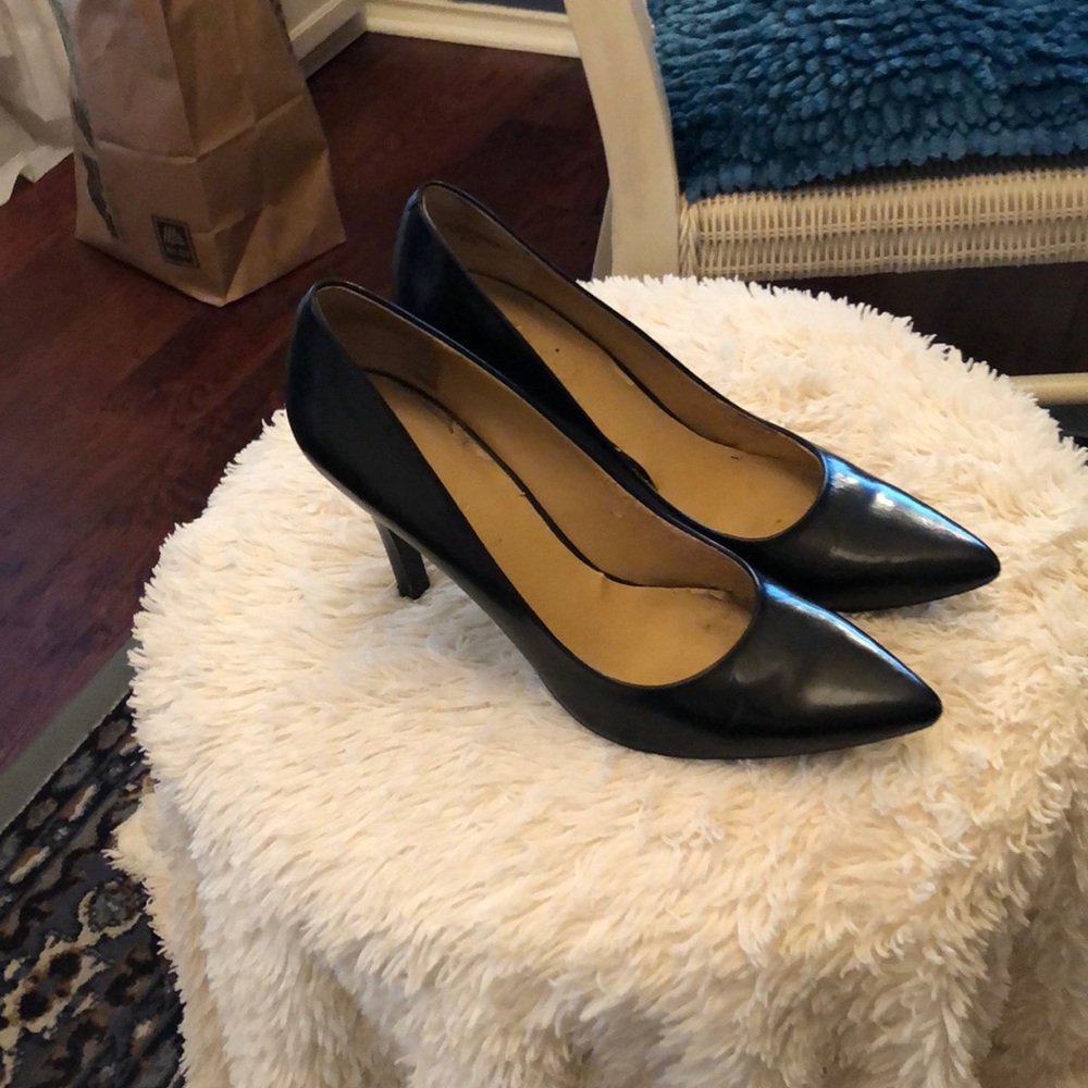 Black pumps